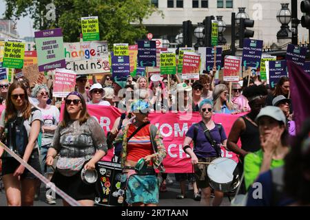 London, Großbritannien. 17. Juni 2023 Pro-Abtreibung-Protest ’Zeit zum Handeln’. Demonstranten sind auf London herabgestiegen, um eine rechtliche Reform des Abtreibungsgesetzes in Großbritannien zu fordern. Der marsch, der vor den königlichen Gerichten begann, endet in Whitehall. Die Kundgebung wurde von BPAS, der Frauengleichstellungspartei und der Fawcett Society organisiert, nach dem Fall einer Frau, die zu 28 Monaten Gefängnis verurteilt wurde, nachdem sie Pillen für eine späte Abtreibung erhalten hatte. Kredit: Waldemar Sikora/Alamy Live News Stockfoto