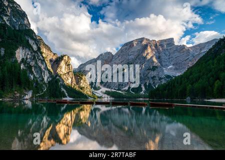 Braies Lake, der größte natürliche Dolomitsee in Italien Stockfoto