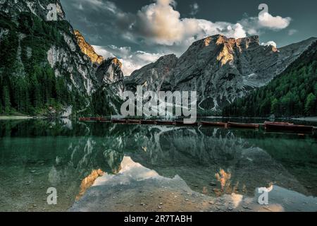 Braies Lake, der größte natürliche Dolomitsee in Italien Stockfoto