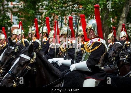 London, Großbritannien. 17. Juni 2023 Mitglieder der Haushaltsabteilung gehen die Mall entlang in Richtung Buckingham Palace, nachdem sie die Farbe bekämpft hatten, wo König Charles den Salut nahm. Mehr als 1.400 Paradesoldaten, 200 Pferde und 400 Musiker nehmen an der Zeremonie „Trooping the Colour“ (King's Birthday Parade) zum offiziellen Geburtstag des Sovereign Teil. Dieses Jahr wird die erste Geburtstagsparade der Herrschaft von König Karl III. Sein. Kredit: Stephen Chung / Alamy Live News Stockfoto