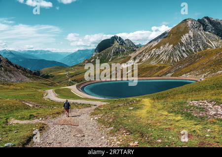 Rucksacktourist auf Wanderwegen in den Dolomiten, Italien Stockfoto