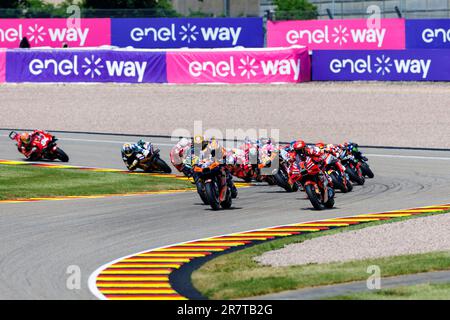 Sachsenring, Hohenstein-Ernstthal, Sachsen, Deutschland. 17. Juni 2023. 2023 Deutsche MotoGP, Qualifikationstag; Beginn des Sprint-Rennens auf der deutschen MotoGP, Jack Miller, Francesco Bagnaia Credit: Action Plus Sports/Alamy Live News Stockfoto