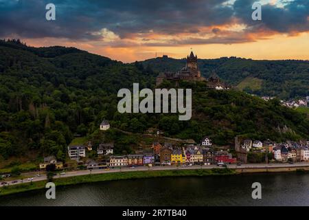 Panorama von Cochem mit dem Reichsburg Cochem. Drohnenfotografie Stockfoto