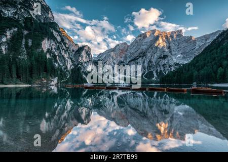 Panoramablick auf die Dolomiten im Herbst, Lake Prags Stockfoto
