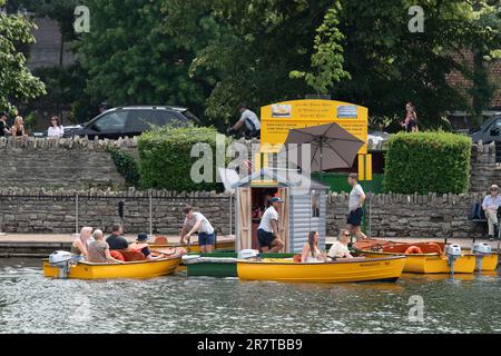 Windsor, Berkshire, Großbritannien. 17. Juni 2023. Die Leute haben es genossen, Boote auf der Themse zu mieten. Es war heute ein bedeckter, aber heißer Nachmittag in Windsor, als Besucher und Einheimische unterwegs waren. Die Temperaturen erreichten 25 Grad. Kredit: Maureen McLean/Alamy Live News Stockfoto