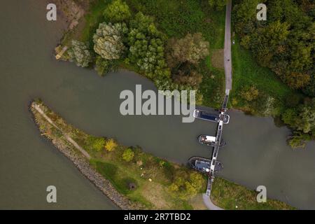 Luftaufnahmen mit der Drohne, Ship Bridge Wupper Estuary ist eine historische Brücke über die alte Wupper-Mündung Stockfoto