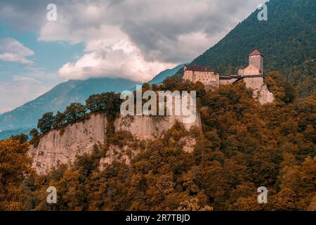 Panoramablick auf Schloss Tirol im Herbst Stockfoto