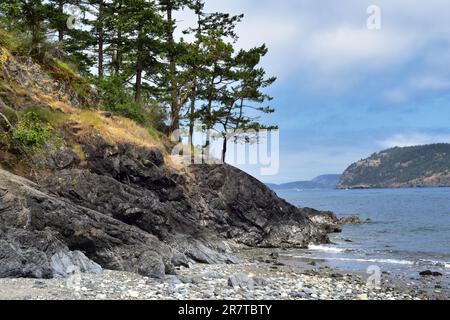 Ein Steinstrand im Deception Pass State Park in Washington an der Straße von San Juan de Fuca. Stockfoto