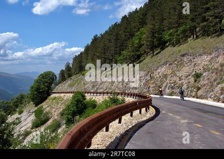 panoramica della strada che Verkauf ein Castelluccio di Norcia Stockfoto