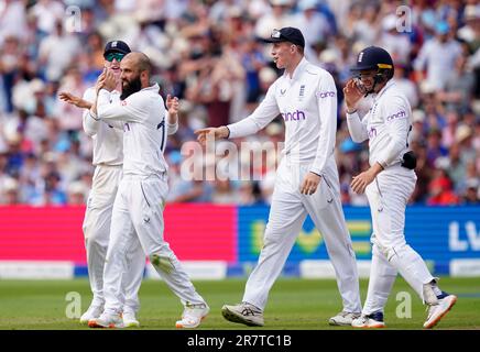 Moeen Ali aus England (zweite links) feiert am zweiten Tag des ersten Ashes-Wettkampfs in Edgbaston, Birmingham, das australische Cameron Green (nicht abgebildet). Foto: Samstag, 17. Juni 2023. Stockfoto