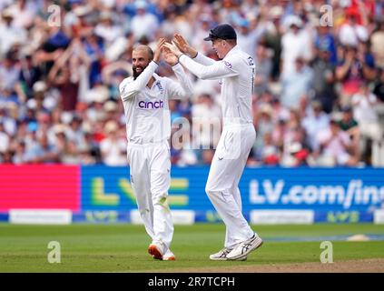 Moeen Ali aus England (zweite links) feiert am zweiten Tag des ersten Ashes-Wettkampfs in Edgbaston, Birmingham, das australische Cameron Green (nicht abgebildet). Foto: Samstag, 17. Juni 2023. Stockfoto