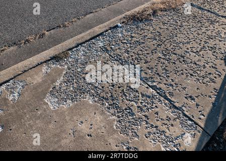 Johnson City, Tennessee, Usa 2022-11-21 Beschädigter Gehweg. Stockfoto