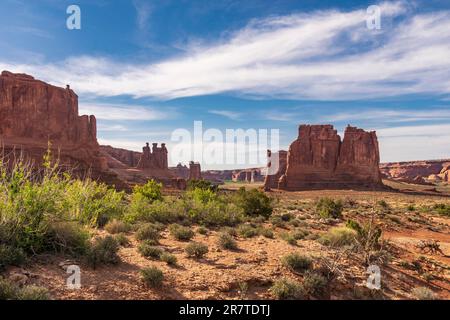 Courthouse Towers mit den drei Tratschtanten und The Organ, Arches National Park, Utah, USA Stockfoto