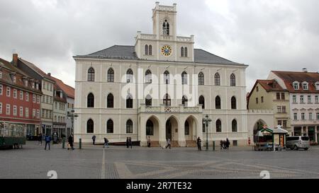 Das Rathaus, historisches Rathaus im neogotischen Stil auf der Westseite des Marktplatzes im Herzen der Altstadt von Weimar, Thüringen, Deutschland Stockfoto