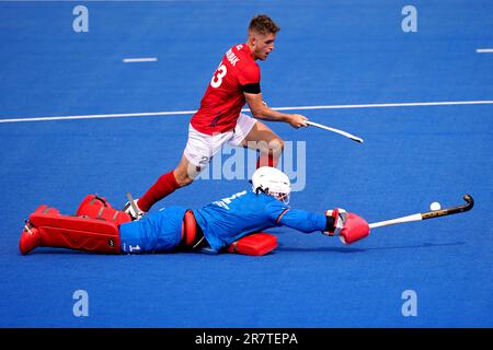 Der britische Nicholas Bandurak versucht, den Ball zu erreichen, während sich der deutsche Alexander Stadler während des FIH Hockey Pro League-Spiels im Lee Valley, London, für den Ball streckt. Foto: Samstag, 17. Juni 2023. Stockfoto