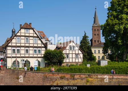 Fachwerkhäuser und St. Kilianskirche, Altstadt, Hoexter, Weserbergland, Nordrhein-Westfalen, Deutschland Stockfoto