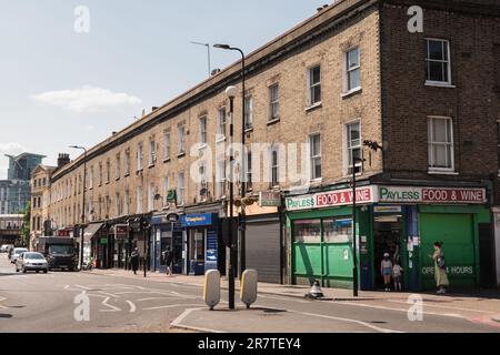 Eine Parade kleiner Geschäfte in Kennington Lane, Vauxhall, London, SE11, England, UK Stockfoto