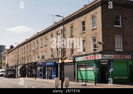 Eine Parade kleiner Geschäfte in Kennington Lane, Vauxhall, London, SE11, England, UK Stockfoto