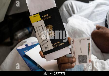 GUWAHATI, INDIEN, JUNI 7: Haj-Pilger in einem Bus, der am 7. Juni 2023 in Guwahati, Indien, zum Flughafen nach Mekka fährt. Die Hajj-Pilgerreise ist es Stockfoto