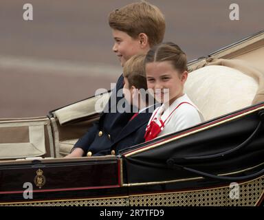 London, Großbritannien. 17. Juni 2023. Trooping the Colour (The King's Birthday Parade) findet an einem heißen und feuchten Tag in London statt, an dem König Karl III. Auf dem Pferderücken in Begleitung der Royal Colonels mit über 1400 Offizieren und Männern in Horse Guards gegrüßt wird. Kredit: Malcolm Park/Alamy Live News Stockfoto
