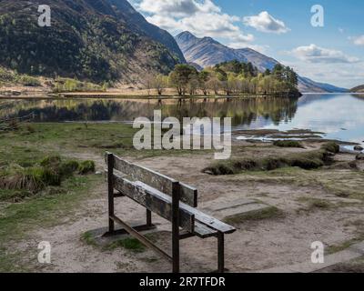 Bank am Glenfinnan Monument, Blick auf den See Loch Shiel, Wolken spiegeln sich im ruhigen See in Schottland, Großbritannien Stockfoto