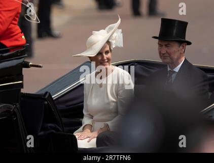 London, Großbritannien. 17. Juni 2023. Trooping the Colour (The King's Birthday Parade) findet an einem heißen und feuchten Tag in London statt, an dem König Karl III. Auf dem Pferderücken in Begleitung der Royal Colonels mit über 1400 Offizieren und Männern in Horse Guards gegrüßt wird. Kredit: Malcolm Park/Alamy Live News Stockfoto