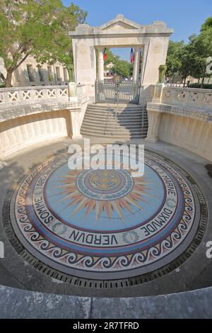 War Memorial Monument aux Morts de la Guerre an 1. Weltkrieg mit Bodenmosaik, sternförmig, Treppe, Verdun, Inschrift, Nimes, Gard, Die Provence Stockfoto