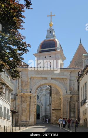 Gallo-römischer Ehrenbogen Porte Noire, Arc de triomphe und Kirchturm der St-Jean-Kathedrale, Saint, Besancon, Doubs, Frankreich Stockfoto