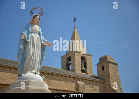 Statue unserer Lieben Frau vor der Kirche St. Sauveur, Fos-sur-Mer, Provence, Heilige, Skulptur, Madonna-Figur, weiß, blau, Krone, Heiligenschein Stockfoto