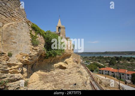 Kirche St-Sauveur auf dem Berg mit Felsen, Fos-sur-Mer, Provence, Klippen, Kapelle, Bergdorf, Bouches-du-Rhone, Provence, Frankreich Stockfoto