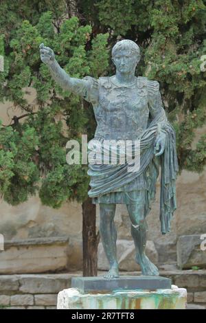 Statue des 1. Römischen Kaisers Augustus am Torbogen Porte d'Auguste, Tor, Denkmal, erster Herrscher, Skulptur, Geste, Arm, hoch, Sieger, Nimes Stockfoto