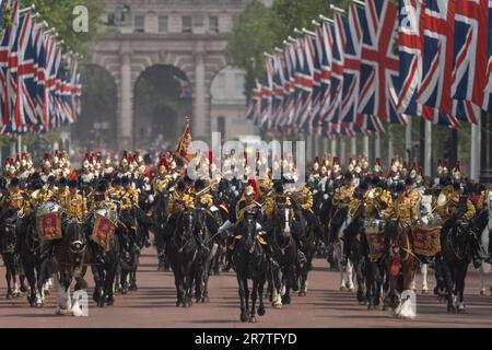 London, Großbritannien. 17. Juni 2023. Trooping the Colour (The King's Birthday Parade) findet an einem heißen und feuchten Tag in London statt, an dem König Karl III. Auf dem Pferderücken in Begleitung der Royal Colonels mit über 1400 Offizieren und Männern in Horse Guards gegrüßt wird. Kredit: Malcolm Park/Alamy Live News Stockfoto