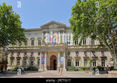 Hotel de Ville mit französischer Nationalflagge und Bodenmosaik, Rathaus erbaut (1862), Stadtwappen, Flaggen, Place de l'Horloge, Avignon, Vaucluse Stockfoto