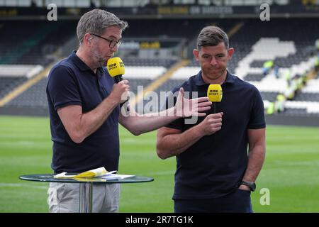 Paul Wellens Cheftrainer von St. Helens spricht mit dem BBC Sport-Moderator Mark Chapman nach dem Betfred Challenge Cup-Spiel Hull FC gegen St Helens im MKM Stadium, Hull, Großbritannien, 17. Juni 2023 (Foto: James Heaton/News Images) Stockfoto