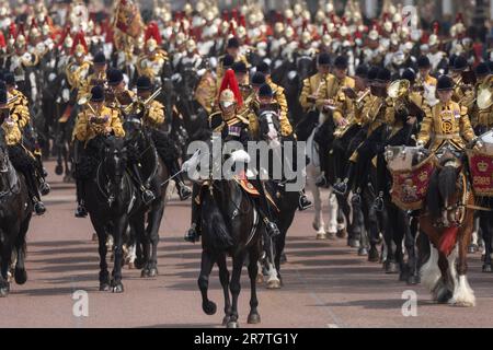 London, Großbritannien. 17. Juni 2023. Trooping the Colour (The King's Birthday Parade) findet an einem heißen und feuchten Tag in London statt, an dem König Karl III. Auf dem Pferderücken in Begleitung der Royal Colonels mit über 1400 Offizieren und Männern in Horse Guards gegrüßt wird. Kredit: Malcolm Park/Alamy Live News Stockfoto