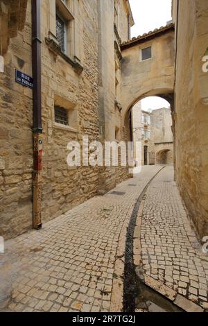 Gebäude und enge Gasse Rue du Parage, Saint-Remy-de-Provence, St, Provence, Alpilles, Alpilles, Bouches-du-Rhone, Frankreich Stockfoto