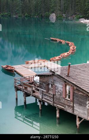 Hütte und Boote auf dem Lago di Braies ( Pragser Wildsee ) in den Dolomiten, Sudtirol, Italien. Stockfoto