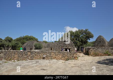 Historische Steinhütten im Village des Bories, Freilichtmuseum, Steinhütte, Steinmauer, Gordes, Luberon, Vaucluse, Provence, Frankreich Stockfoto