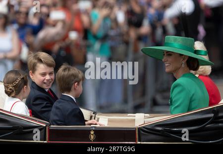 London, Großbritannien. 17. Juni 2023. Trooping the Colour (The King's Birthday Parade) findet an einem heißen und feuchten Tag in London statt, an dem König Karl III. Auf dem Pferderücken in Begleitung der Royal Colonels mit über 1400 Offizieren und Männern in Horse Guards gegrüßt wird. Kredit: Malcolm Park/Alamy Live News Stockfoto