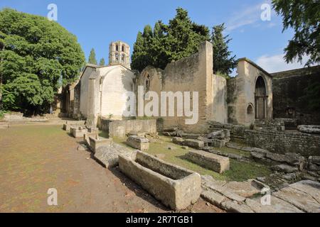 St.-Honorat-Kirche und Sarkophage, Alyscamps, Nekropole, Heilige, Kapelle, Stein, Steingräber, historisch, antik, römisch, Friedhof, Arles Stockfoto