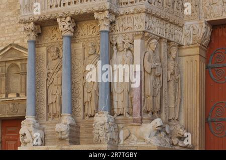 Skulpturen von links Baratholomäus, James der Ältere, James der Jüngere, Trophimus, John, Peter, St-Trophime-Kathedrale, Place de la Republique Stockfoto