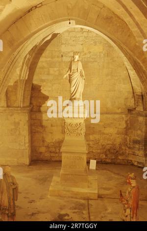 Skulptur der Mutter Gottes in der Krypta des romanischen Heiligen Egidius Abteikirche, St. Gilles, Saint, Gilles, Gard, Camargue, Provence, Frankreich Stockfoto