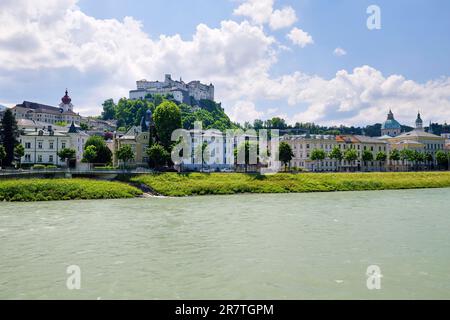 Blick über die Salzach zur Hohen Salzburger Festung, zum Kloster Nonnberg, zur Stadt Salzburg, Salzburg, Österreich Stockfoto