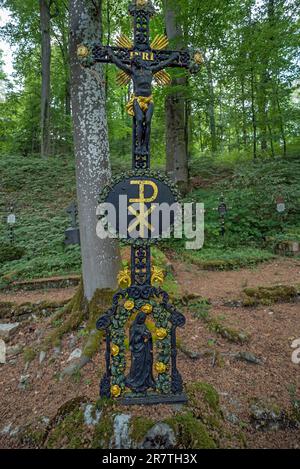 Historisches Grabkreuz um 1830 in einem Bestattungswald, Oberfrankreich, Bayern, Deutschland Stockfoto