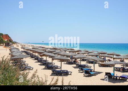 Sonnenliegen am Strand in Vale do Lobo, Algarve, Portugal Stockfoto