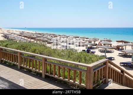 Sonnenliegen am Strand in Vale do Lobo, Algarve, Portugal Stockfoto