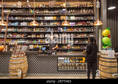 Detroit, Michigan, Spirituosen im Rivertown Market, einem kleineren Supermarkt, der von der Meijer-Kette im Zentrum von Detroit betrieben wird. Der Laden ist es Stockfoto