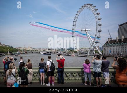 London, Großbritannien. 17. Juni 2023 Das RAF Red Arrows-Ausstellungsteam besteht aus dem London Eye, das Touristen von der Westminster Bridge als Teil der Trooping the Colour Zeremonien anlässlich des Obersten Königs Karls III. Geburtstags 74yrs gesehen haben. Kredit: Guy Corbishley/Alamy Live News Stockfoto