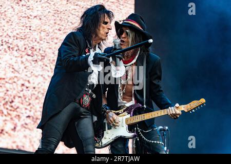 LANDGRAAF - die amerikanische Rockband Hollywood Vampires mit Sängerin Alice Cooper, Gitarrist Johnny Depp und Gitarrist Joe Perry tritt am zweiten Tag der 52. Ausgabe von Pinkpop auf. ANP PAUL VAN BERGEN niederlande raus - belgien raus Stockfoto