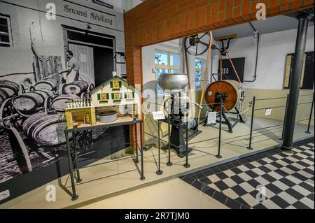 Molkereigeräte 50s, Allgaeu Mountain Farm Museum, Immenstadt-Diepolz, Wiedemann Farm, Allgaeu, Bayern, Deutschland Stockfoto